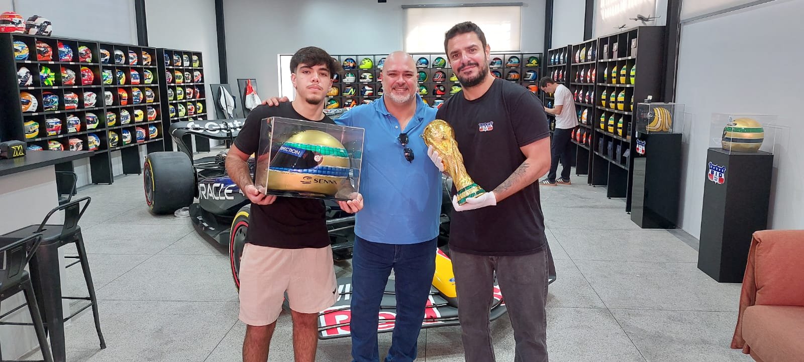 Alexandre Santa Cruz apresentando peças da coleção esportiva